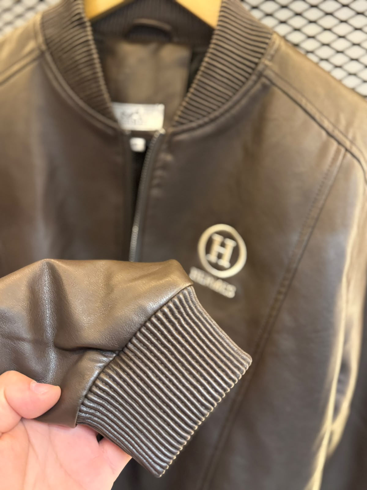 Jaqueta Bomber Hermès Premium com Logo Bordado - Imagem 8