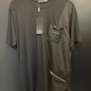 Camiseta Prada Masculina Preta Assimétrica com Bolso de Couro e Zíper Lateral