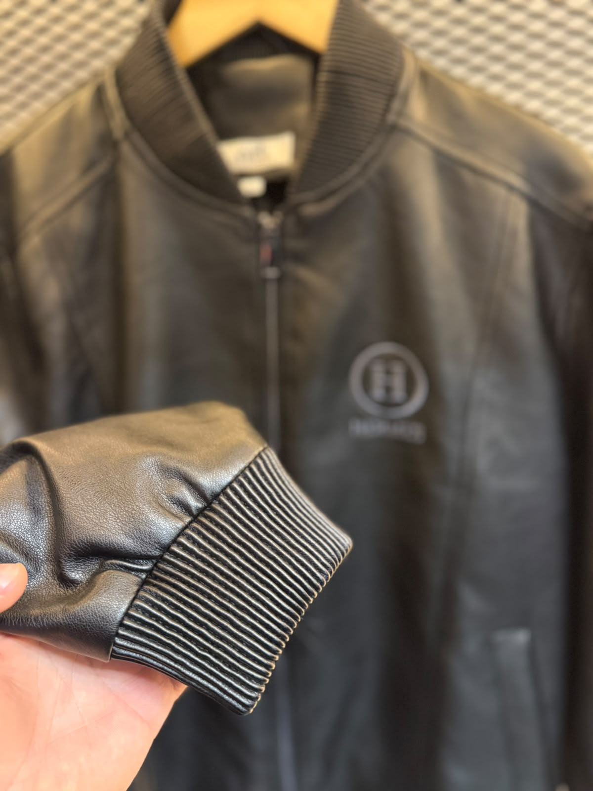 Jaqueta Bomber Hermès Premium com Logo Bordado - Imagem 5