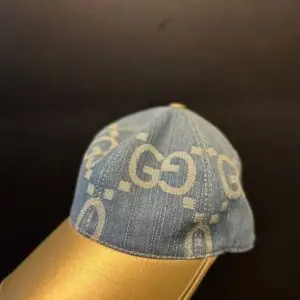 Boné Gucci Jeans Monograma GG com Aba Metálica Dourada