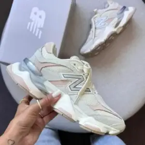 Tênis New Balance 9060 Casual – Off-White, Creme e Detalhes Rosa