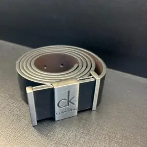 Cinto de Couro Calvin Klein com Fivela Monograma "ck" Prata Escovada