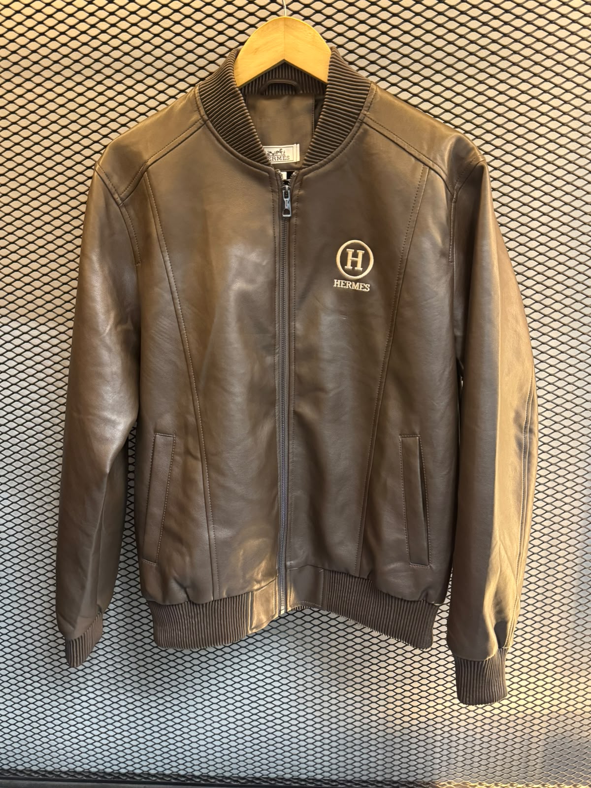 Jaqueta Bomber Hermès Premium com Logo Bordado - Imagem 6