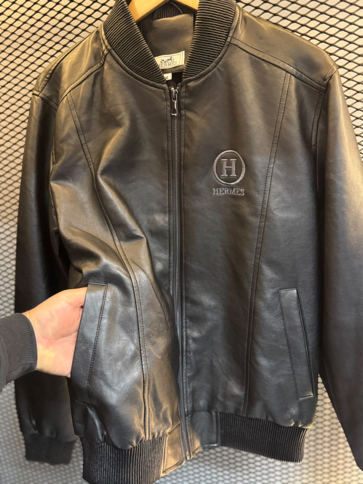Jaqueta Bomber Hermès Premium com Logo Bordado - Imagem 4