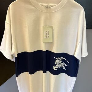 Camiseta Burberry Premium com Faixa Horizontal e Bordado Cavaleiro