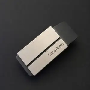 Cinto Masculino de Pele Calvin Klein com Fivela Dupla Placa Prata Escovada