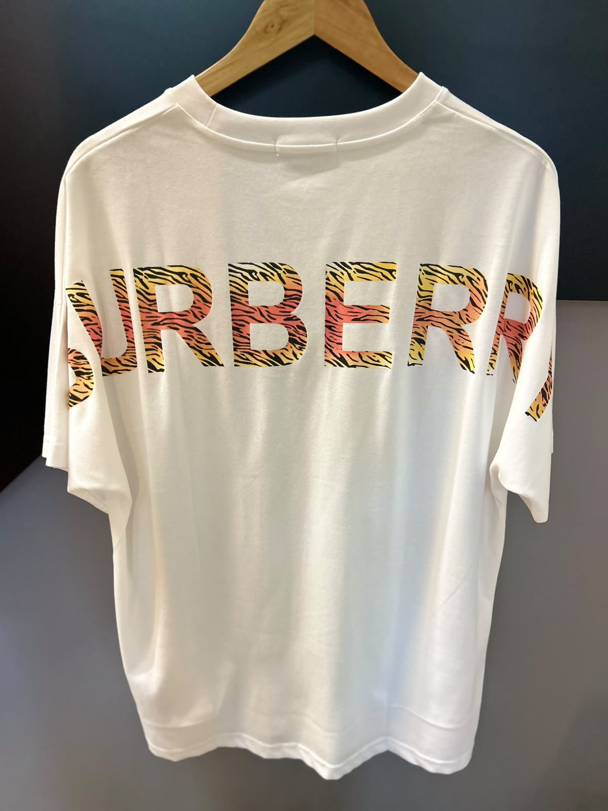 Camiseta Burberry Masculina com Monograma TB em Estampa Animal Print - Imagem 2