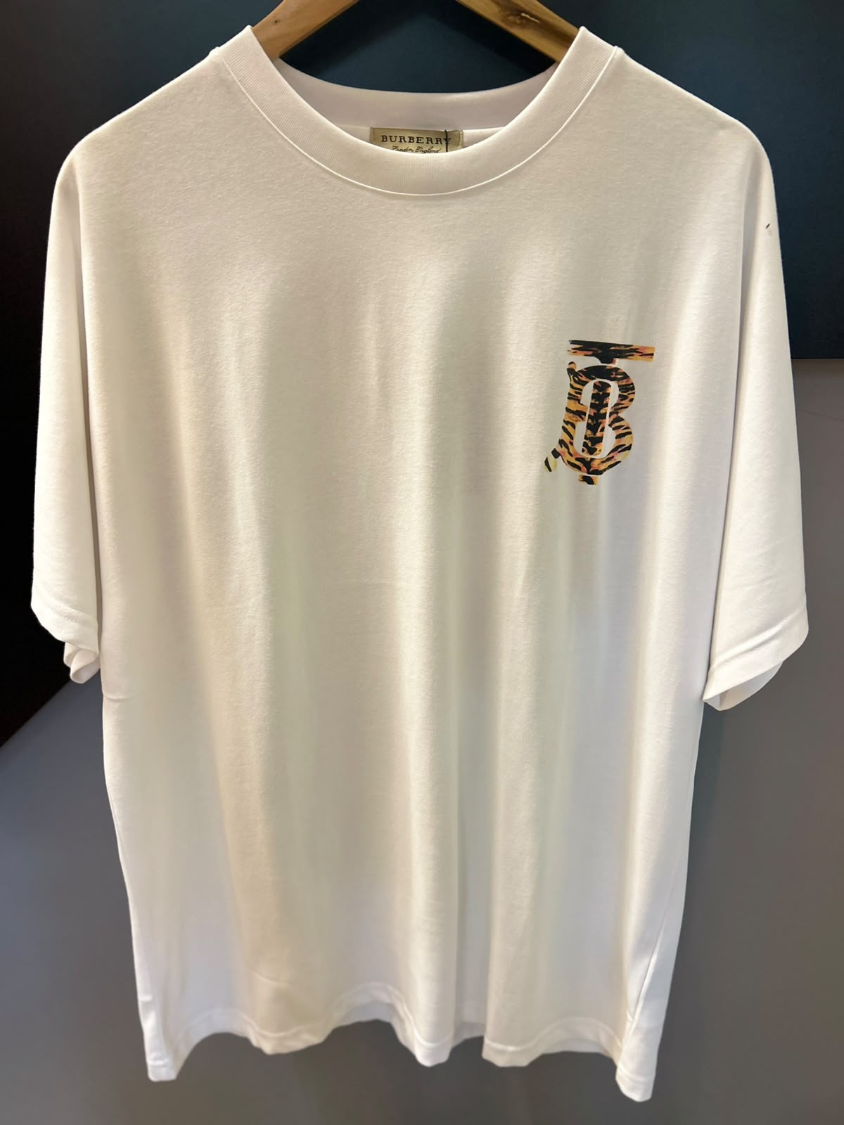 Camiseta Burberry Masculina com Monograma TB em Estampa Animal Print