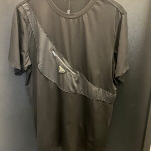 Camiseta Prada com Faixa Transversal de Cetim e Zíper Premium