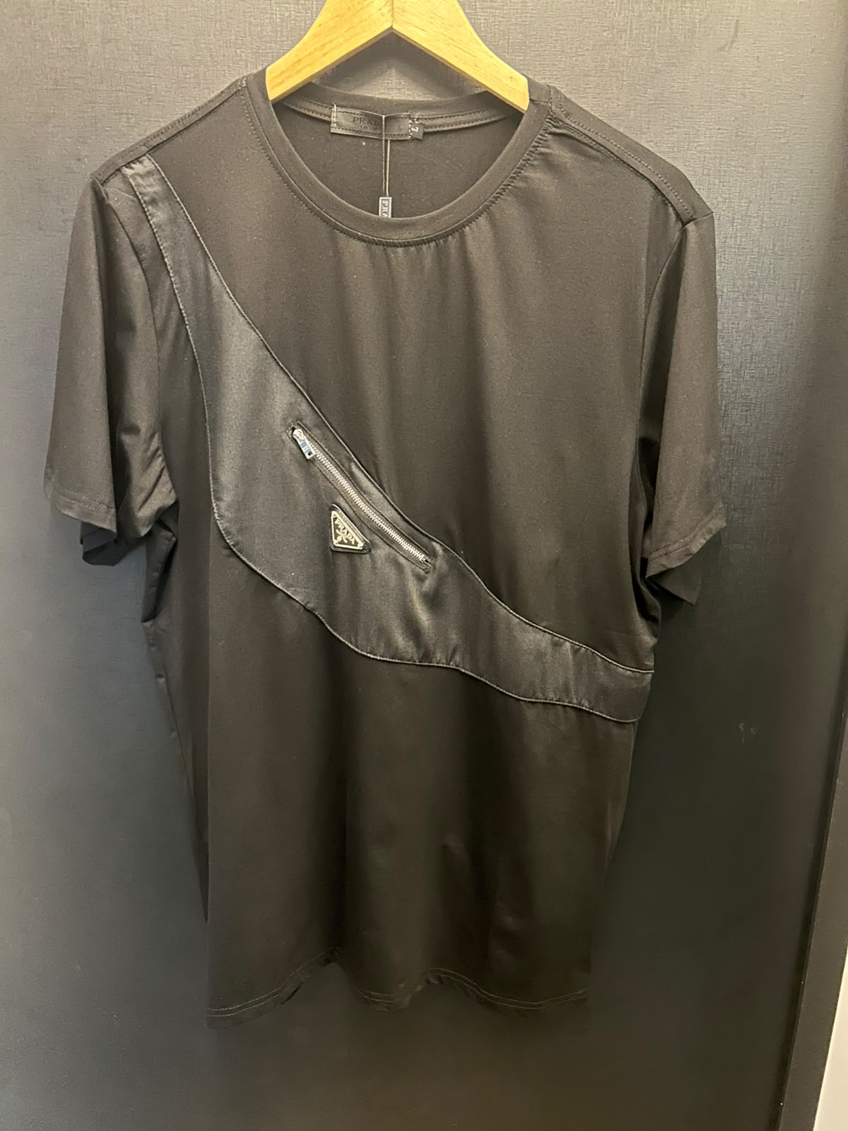 Camiseta Prada com Faixa Transversal de Cetim e Zíper Premium