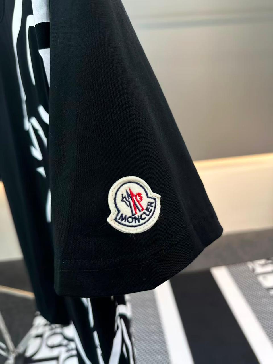 Camiseta Oversized Moncler Big Logo Side Print Black - Imagem 4