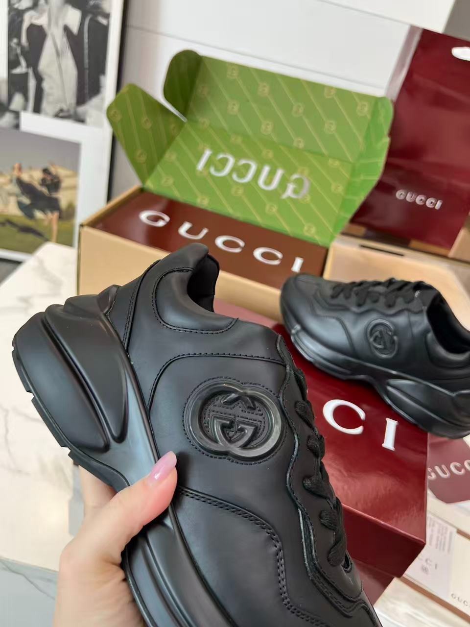 Tênis Gucci Rhyton Preto em Couro com Logo Interlocking G Em Relevo - Imagem 4