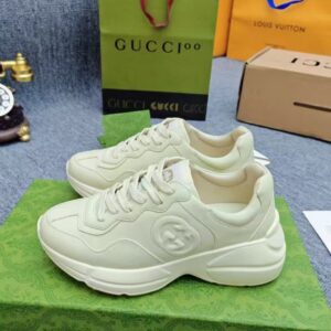 Tênis Gucci Rhyton Off-White com Logo Interlocking G Em relevo