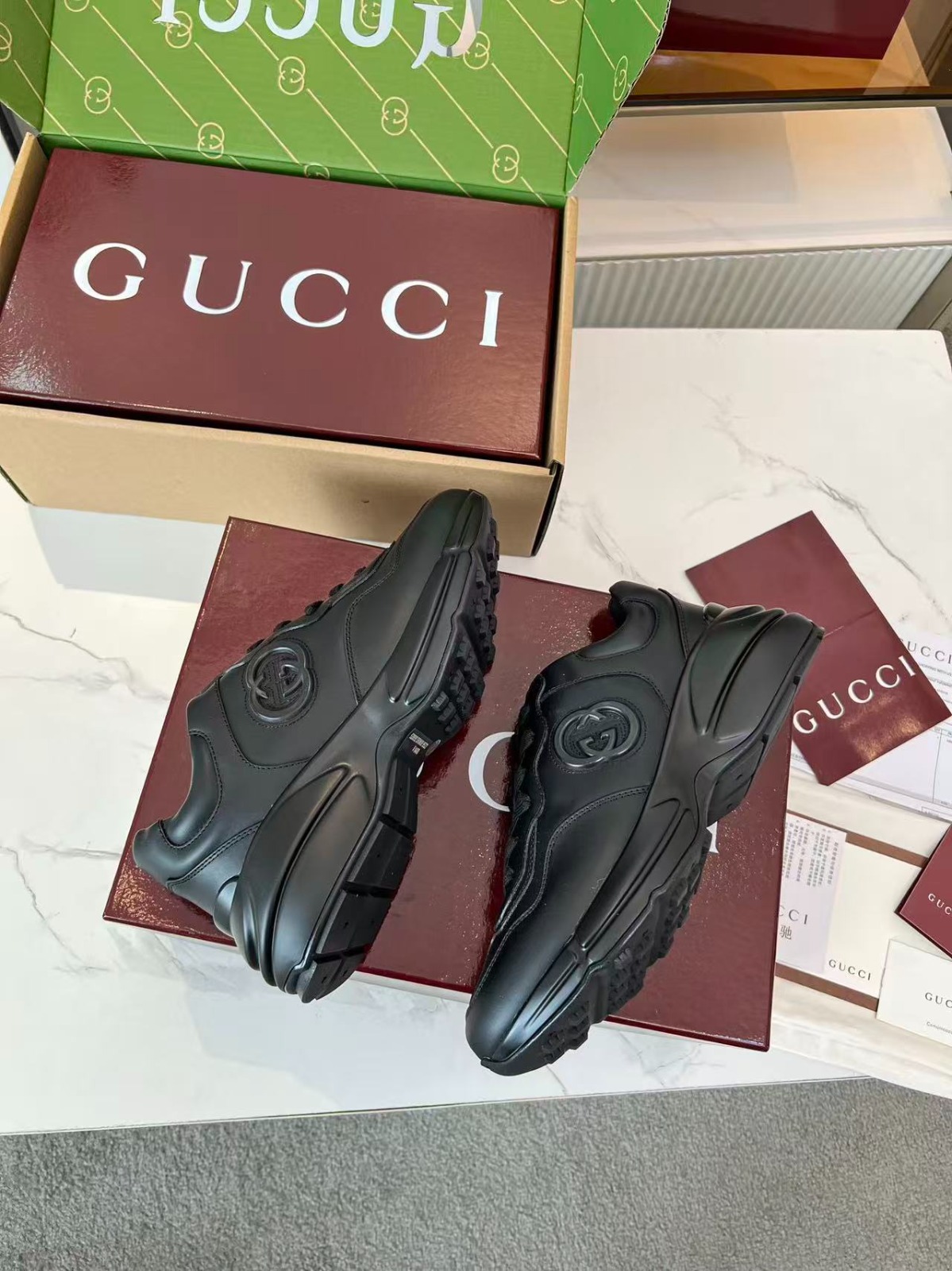 Tênis Gucci Rhyton Preto em Couro com Logo Interlocking G Em Relevo - Imagem 6
