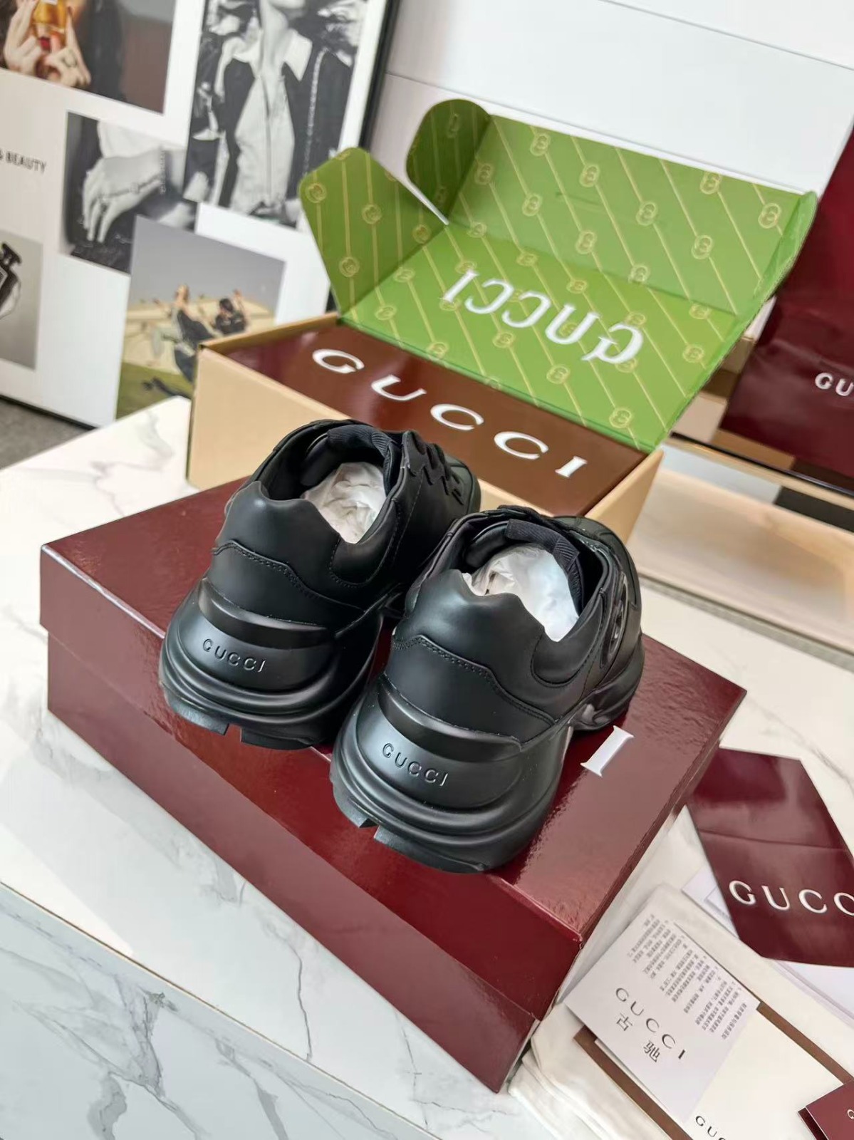 Tênis Gucci Rhyton Preto em Couro com Logo Interlocking G Em Relevo - Imagem 9