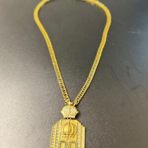 Corrente Grumet Banhada a Ouro com Pingente Placa Coroa Cravejada – Estilo Hype / Ostentação