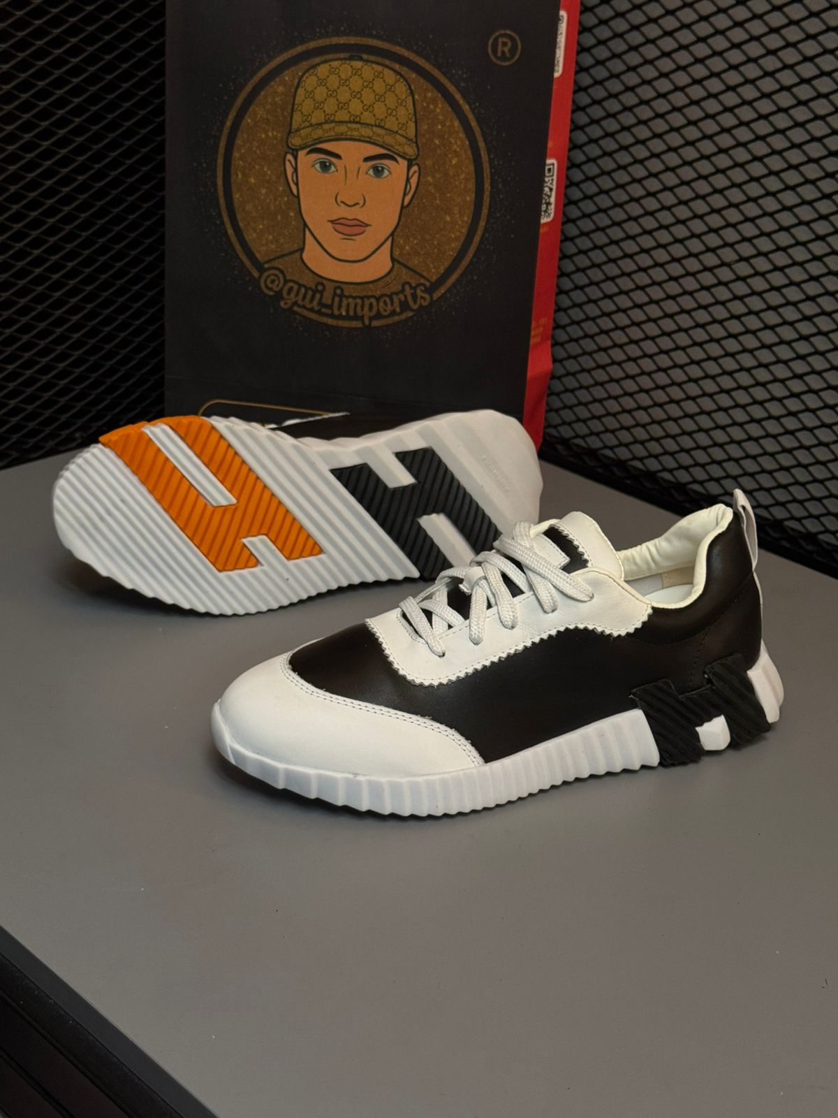 Tênis Hermés Preto e Laranja