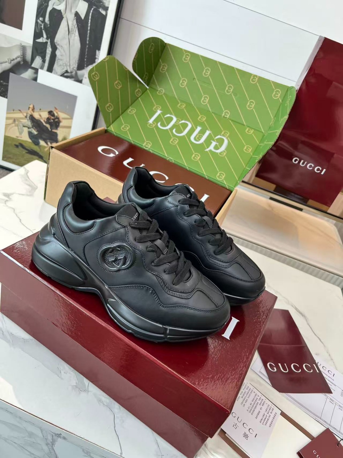 Tênis Gucci Rhyton Preto em Couro com Logo Interlocking G Em Relevo - Imagem 8