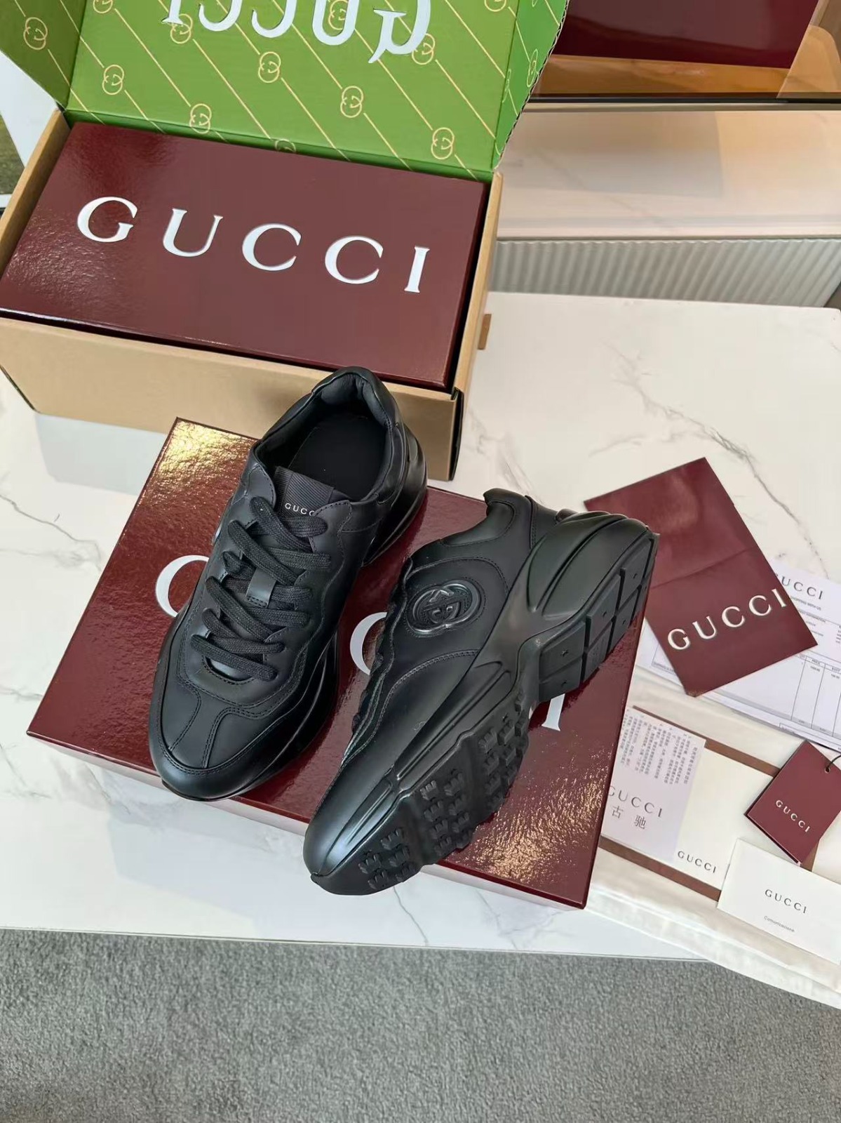 Tênis Gucci Rhyton Preto em Couro com Logo Interlocking G Em Relevo - Imagem 5