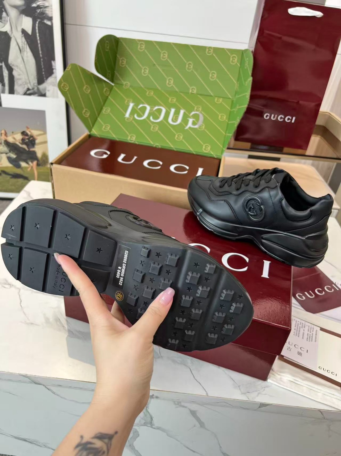 Tênis Gucci Rhyton Preto em Couro com Logo Interlocking G Em Relevo - Imagem 7