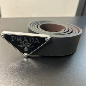 Cinto Prada Milano de Couro Preto com Fivela Triangular Metálica - Estilo Luxo