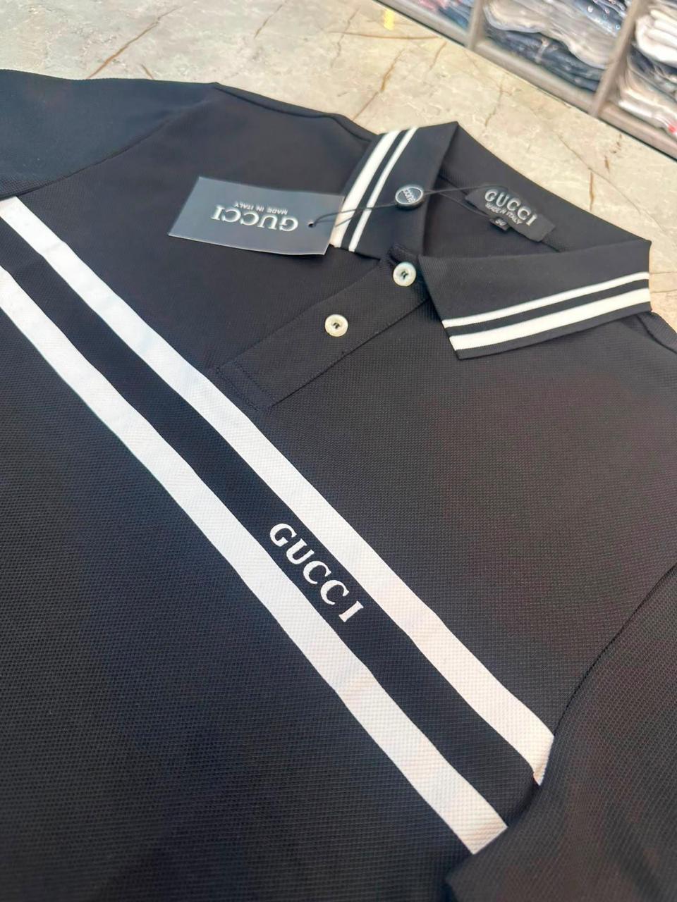Camisa Polo Gucci Preta com Faixas Duplas Frontais e Logo - Imagem 3