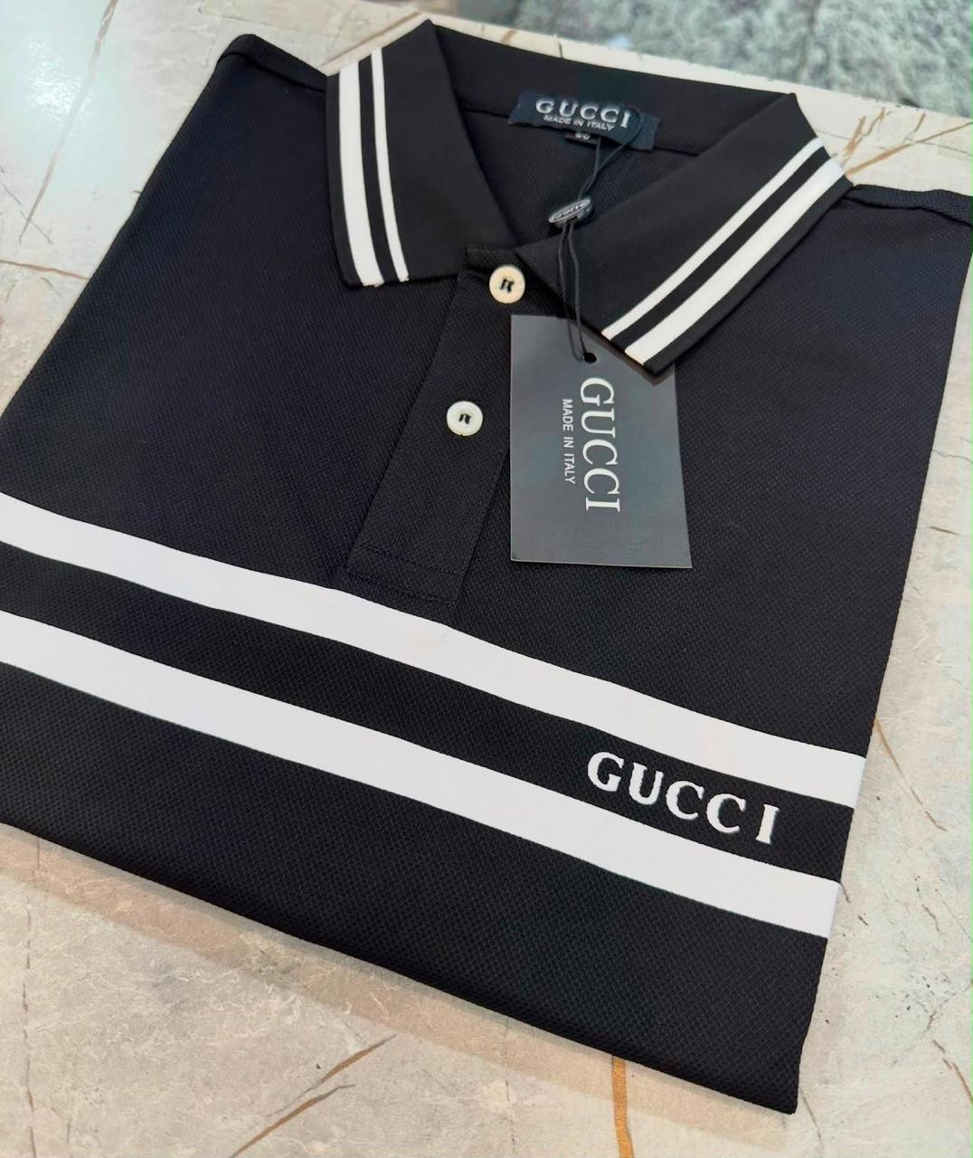 Camisa Polo Gucci Preta com Faixas Duplas Frontais e Logo - Imagem 2