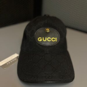 Boné Gucci GG Canvas Preto com Patch Oval e Detalhe de Felino Dourado
