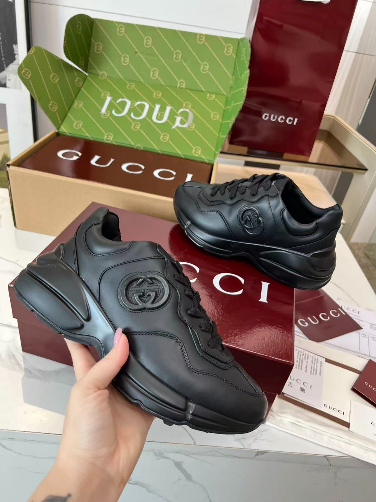 Tênis Gucci Rhyton Preto em Couro com Logo Interlocking G Em Relevo - Imagem 2