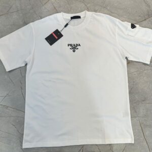 Camiseta Prada Milano Branca com Bolso e Placa Triangular