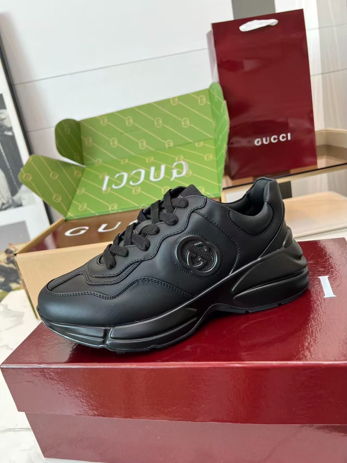 Tênis Gucci Rhyton Preto em Couro com Logo Interlocking G Em Relevo