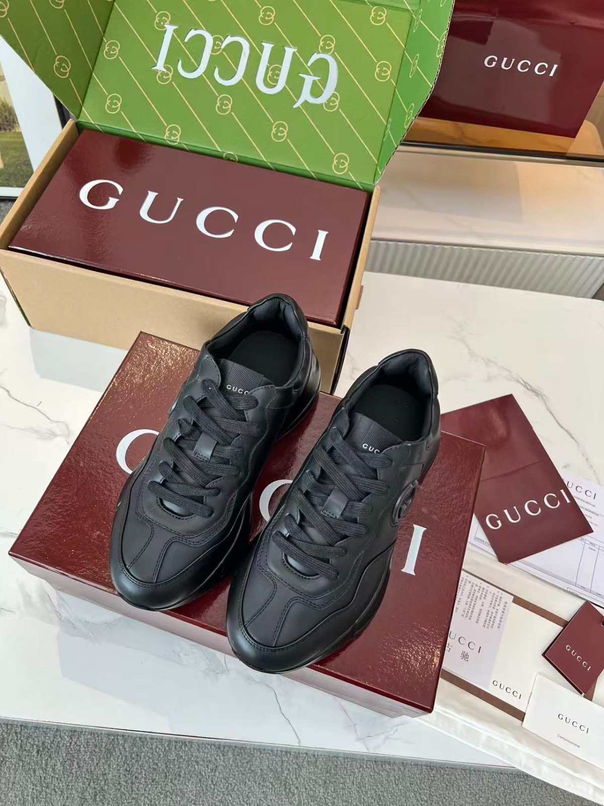 Tênis Gucci Rhyton Preto em Couro com Logo Interlocking G Em Relevo - Imagem 3