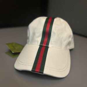 Boné Gucci Off-White com Fita Web Stripes Verde e Vermelha