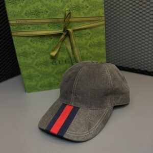 Boné Cinza com Faixa Web Gucci – Ajustável de Luxo
