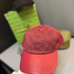 Boné Monograma GG Vermelho com Aba em Couro Sintético Gucci – Ajustável de Luxo