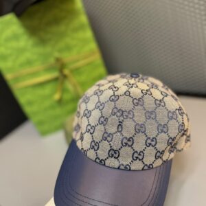 Boné Monograma GG Bege e Azul com Aba em Couro Sintético Gucci – Ajustável de Luxo