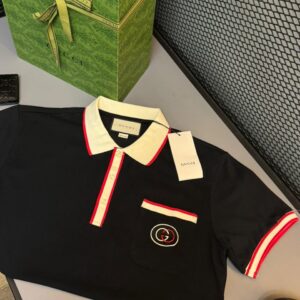 Camisa Polo Masculina Gucci Preta com Gola Contrastante e Detalhes Vermelho e Branco