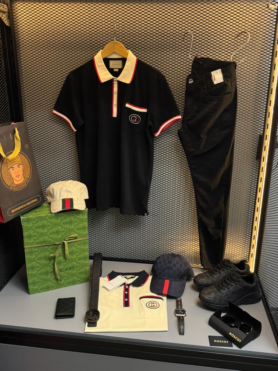 Camisa Polo Masculina Gucci Preta com Gola Contrastante e Detalhes Vermelho e Branco - Imagem 3