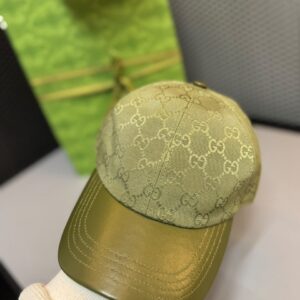 Boné Monograma GG Verde Oliva com Aba em Couro Sintético Gucci – Ajustável de Luxo