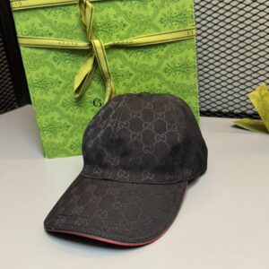 Boné com Monograma, Aba Curva e Detalhe Tricolor Traseiro