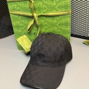 Boné com Monograma Total e Aba Curva Estilizada