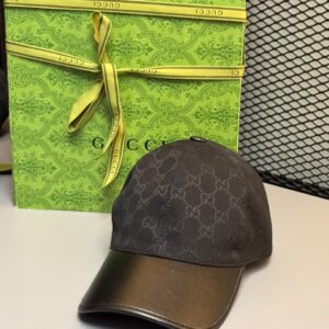 Boné com Monograma Estampado e Aba em Material Sintético